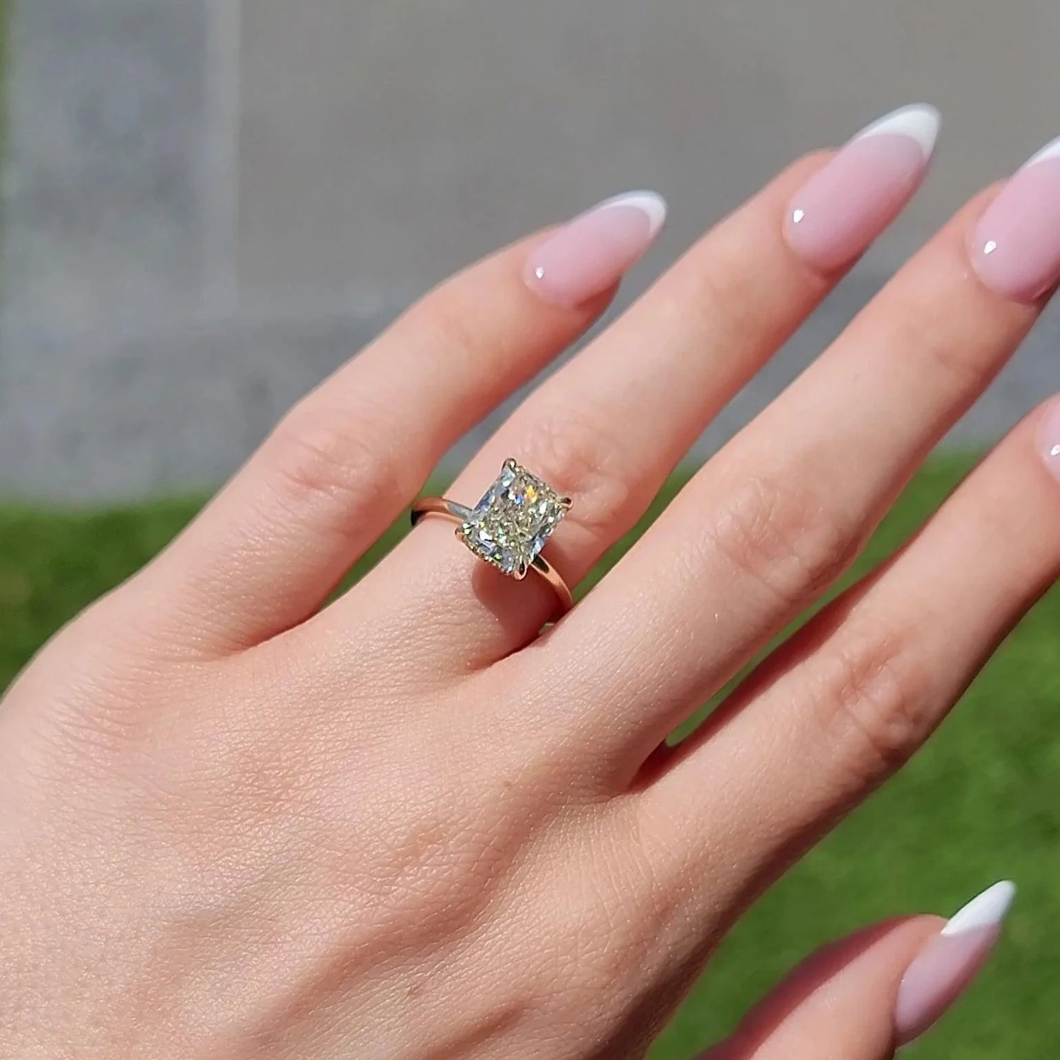 Crushed Ice Radiant-Cut 5A White Cubic Zirconia Gold-Plated 925 Silver Ring female hand