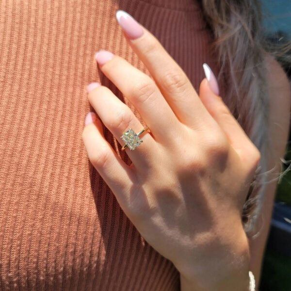 Crushed Ice Radiant-Cut 5A White Cubic Zirconia Gold-Plated 925 Silver Ring on hand